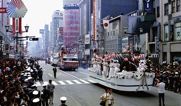This October 1968 parade through Ginza in Tokyo was one of countless events held to mark the Meiji centennial 50 years ago. ©Kyodo News