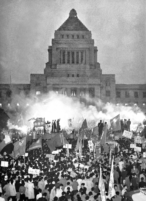 Demonstrators outside the National Diet building protest the revision of the Japan-US Security Treaty (November 27, 1959). ©Kyodo News