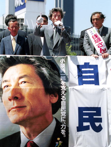 Prime Minister Koizumi campaigning for the July 2001 House of Councillors election in Tokyo. ©Koichi Kamoshida/Getty Images