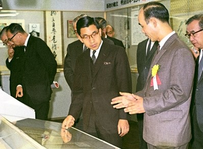 The crown prince (now Emperor Akihito) attending a Meiji centennial exhibition at a Tokyo department store (October 18, 1967). ©Kyodo News