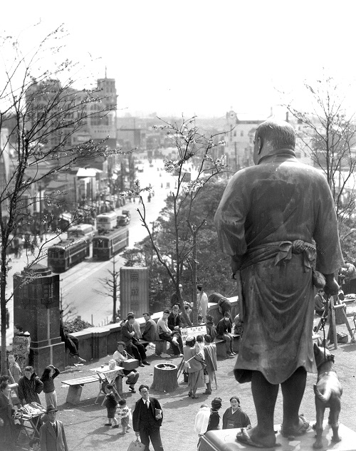 A 1950 photo of Takamori Saigo’s statue in Ueno Park. ©Kyodo News