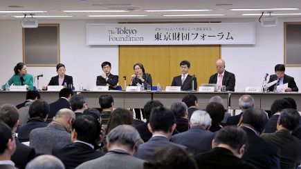 The Tokyo Foundation Forum featured panelists (from left to right) Alexandra Harney, Kay Shimizu, Wu Huaizhong, Li Wei, Akio Takahara, and Kenji Someno and moderator Tsuneo Watanabe. ©Yoshiaki Miura, Japan Times