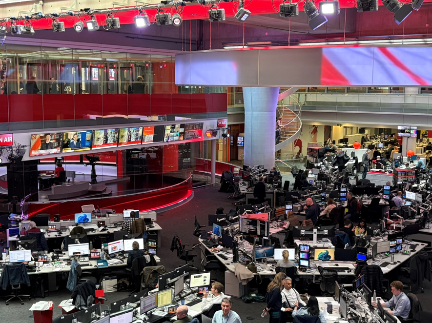 BBC本社のニュースルーム(2026年3月、ロンドン、筆者撮影)