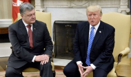 ポロシェンコ大統領と会談するトランプ大統領