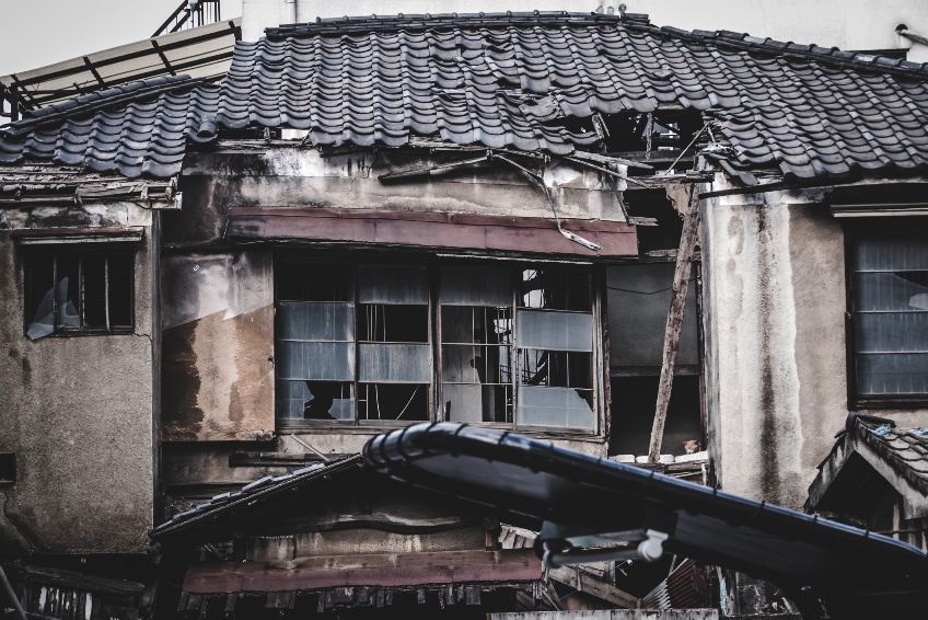 The problem of abandoned homes points to the fact that along with ownership, people are also abandoning their maintenance responsibilities. ©Koukichi Takahashi/EyeEm/Getty Images
